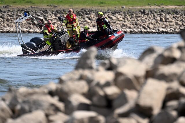 Ein Boot der Feuerwehr fährt auf dem Rhein. Die Feuerwehr Düsseldorf demonstrierte bei der Einsatzübung die Rettung in Not geratener Schwimmerinnen und Schwimmer