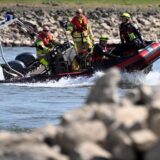 Ein Boot der Feuerwehr fährt auf dem Rhein. Die Feuerwehr Düsseldorf demonstrierte bei der Einsatzübung die Rettung in Not geratener Schwimmerinnen und Schwimmer