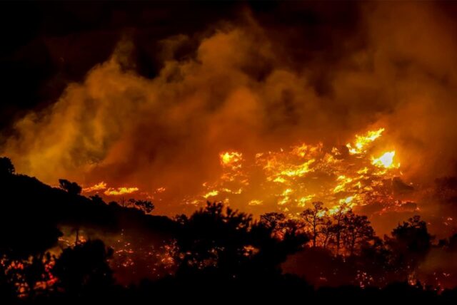 Ein Feuer brennt in der Gegend von Ahlia in der Nähe der Hafenstadt Ierapetra an der Südküste der Insel Kreta, was laut Behörden die Evakuierung von Dörfern und Hotels in der Region zur Folge hatte.