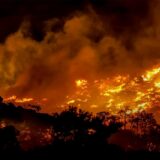 Ein Feuer brennt in der Gegend von Ahlia in der Nähe der Hafenstadt Ierapetra an der Südküste der Insel Kreta, was laut Behörden die Evakuierung von Dörfern und Hotels in der Region zur Folge hatte.