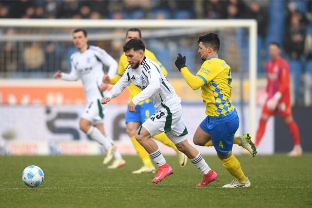 Fußball: 2. Bundesliga, Eintracht Braunschweig – FC Schalke 04, 18. Spieltag, Eintracht-Stadion. Schalkes Mehmet Can Aydin (l) spielt gegen Braunschweigs Jannis Nikolaou. +++ dpa-Bildfunk +++