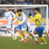 Fußball: 2. Bundesliga, Eintracht Braunschweig – FC Schalke 04, 18. Spieltag, Eintracht-Stadion. Schalkes Mehmet Can Aydin (l) spielt gegen Braunschweigs Jannis Nikolaou. +++ dpa-Bildfunk +++