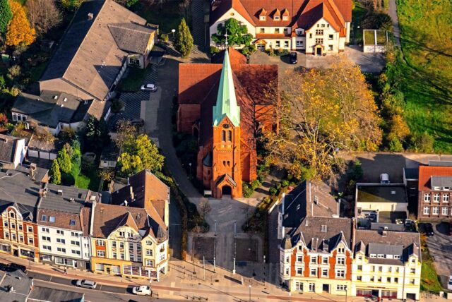 Luftaufnahme der Erlöserkirche an der Ewaldstraße in Herten-Süd.
