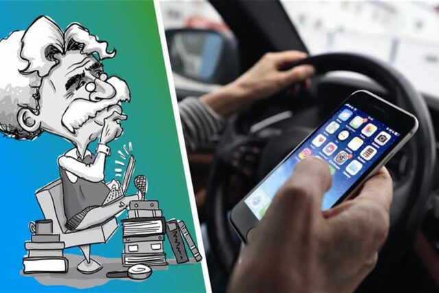 Jemand schaut beim Autofahren auf sein Handy.