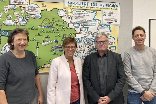 Mit Hochdruck an der Sanierung der Radwege in Marl arbeiten (v. l.) Vivien Wiers, stellv. Leiterin des Amts für Klimaschutz, Baudezernentin Andrea Baudek, Stadtplanungsamtsleiter Markus Schaffrath und und der Technische Betriebsleiter des Zentralen Betriebshofs Christoph Duschynski.