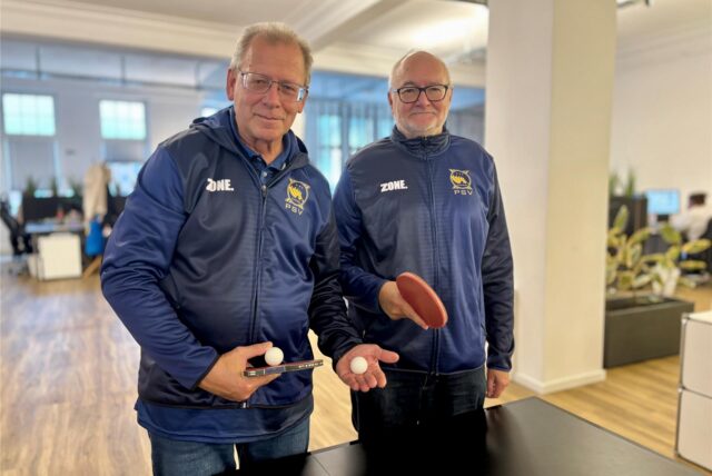Heinz-Günter Hiller (rechts) hat als Erster Geschäftsführer des Post SV Castrop-Rauxel die Tore für die Ping-Pong-Parkinson-Gruppe von Michael Horn geöffnet. Jetzt bekommt die Initiative finanzielle Unterstützung der Sparkasse.