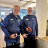 Heinz-Günter Hiller (rechts) hat als Erster Geschäftsführer des Post SV Castrop-Rauxel die Tore für die Ping-Pong-Parkinson-Gruppe von Michael Horn geöffnet. Jetzt bekommt die Initiative finanzielle Unterstützung der Sparkasse.