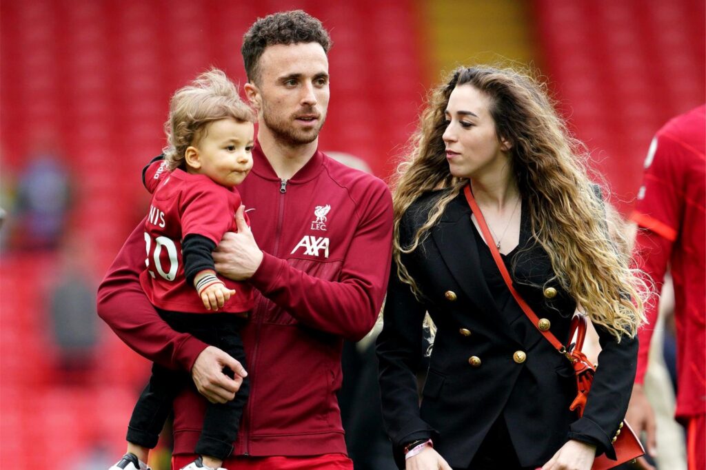 Liverpools Diogo Jota geht nach dem Spiel der englischen Premier League zwischen Liverpool und den Wolverhampton Wanderers in Anfield mit seiner Frau Ruth Cardoso und Kind über den Platz. Liverpools Diogo Jota geht nach dem Spiel der englischen Premier League zwischen Liverpool und den Wolverhampton Wanderers in Anfield mit seiner Frau Ruth Cardoso und Kind über den Platz.