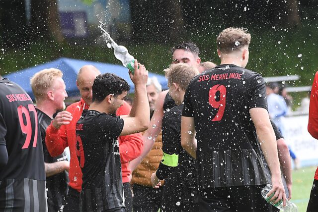 Wasserduschen nach dem Merklinder Sieg im Entscheidungsspiel gegen den RSV Holthausen.