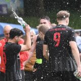 Wasserduschen nach dem Merklinder Sieg im Entscheidungsspiel gegen den RSV Holthausen.
