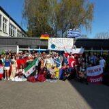 Abiturjahrgang 2025 des Ernst-Barlach-Gymnasiums in Kostümen beim Kulturtag der Mottowoche vor dem Schulgebäude in Castrop-Rauxel.