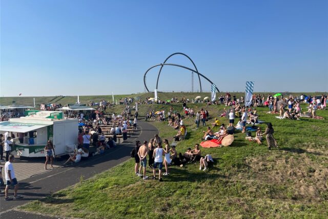Blick auf den Gipfel der Halde Hoheward am Rande des Sunset-Picknicks.