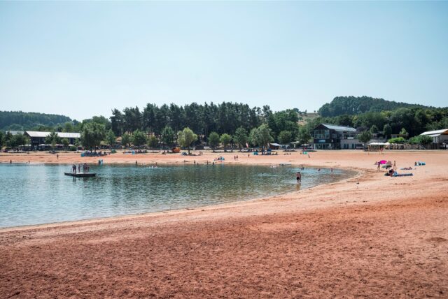 Am Badestrand Ramsberg am Großen Brombachsee sind am Vormittag schon einige Badegäste anzutreffen.