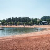 Am Badestrand Ramsberg am Großen Brombachsee sind am Vormittag schon einige Badegäste anzutreffen.