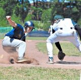 Zwei Baseballspieler in Aktion, Trainer Damian Kaiser.