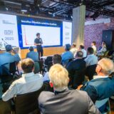 Zeitungsverleger sitzen im Lensing Media Port im Dortmunder Hafen und hören einem Vortrag des Medienwissenschaftlers Prof. Martin Andree zu. Anlass ist die Jahreshauptversammlung des DVZ NRW am Mittwoch, 2. Juli, im Dortmunder Hafen.