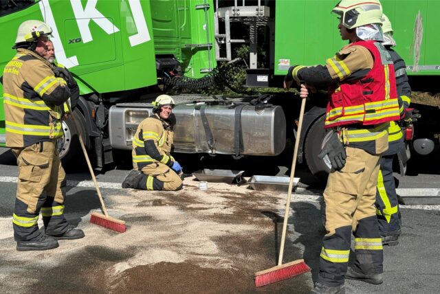 Aus dem Lkw lief jede Menge Dieselkraftstoff aus. Feuerwehrleute dichteten den Tank ab.