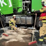 Aus dem Lkw lief jede Menge Dieselkraftstoff aus. Feuerwehrleute dichteten den Tank ab.