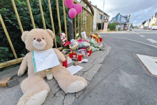 Auf der Autobahnbrücke der Provinzialstraße über die A40 liegen viele Blumen, Kuscheltiere, Briefe. Auch Kerzen stehen dort. Als Zeichen der Trauer um das 16-jährige Mädchen, das in der Nacht zum 1. Juli auf der Autobahn starb.