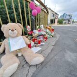 Auf der Autobahnbrücke der Provinzialstraße über die A40 liegen viele Blumen, Kuscheltiere, Briefe. Auch Kerzen stehen dort. Als Zeichen der Trauer um das 16-jährige Mädchen, das in der Nacht zum 1. Juli auf der Autobahn starb.