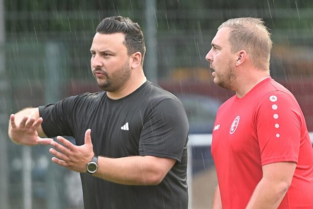 Nassir Malyar (l.) ließ beim Vorbereitungsauftakt der Spvgg. Erkenschwick wegen des abkühlenden Wetters doch noch intensiver trainieren.