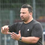 Nassir Malyar (l.) ließ beim Vorbereitungsauftakt der Spvgg. Erkenschwick wegen des abkühlenden Wetters doch noch intensiver trainieren.