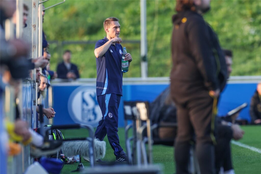 27.10.2024, Fussball, Saison 2024/2025, Frauen-Westfalenliga, 10. Spieltag, FC Schalke 04 - Borussia Dortmund, Cheftrainer Stefan Colmsee
27.10.2024, Fussball, Saison 2024/2025, Frauen-Westfalenliga, 10. Spieltag, FC Schalke 04 - Borussia Dortmund, Cheftrainer Stefan Colmsee