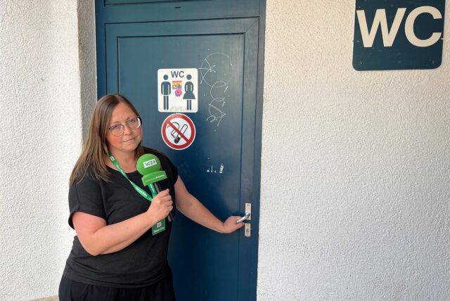 Unsere Reporterin vor den verschlossenen öffentlichen Toiletten am Waltroper Marktplatz.