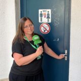 Unsere Reporterin vor den verschlossenen öffentlichen Toiletten am Waltroper Marktplatz.