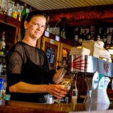 „Ich habe schon so einiges erlebt“: Ramona Hewuszt (45) zapft ein Bier.