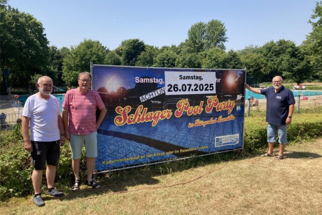 Drei Vereinsmitglieder stellen im Freibad in Marl-Hüls ein Werbeplakat auf.
