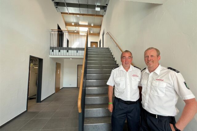 Werner Schulte (l.), stellvertretender Leiter der Freiwilligen Feuerwehr in Haltern, und Klaus Denker, Löschzugführer in Sythen,im großzügigen, neuen Treppenhaus des Feuerwehrgerätehauses Sythen