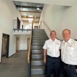 Werner Schulte (l.), stellvertretender Leiter der Freiwilligen Feuerwehr in Haltern, und Klaus Denker, Löschzugführer in Sythen,im großzügigen, neuen Treppenhaus des Feuerwehrgerätehauses Sythen