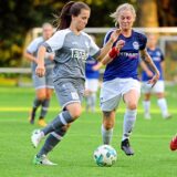 Jana Hetz (am Ball) war beim SV Titania Erkenschwick auch neben dem Platz eifrig, half beim Planen der neuen Saison.