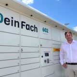 „Dein Fach“-Gründer Lukas Beckedorff präsentiert den neuen Paketautomaten in Haltern.