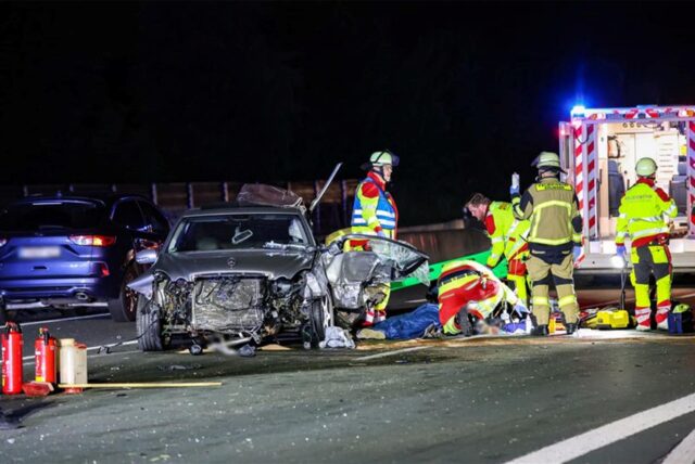 Laut der Feuerwehr überschlug sich ein Fahrzeug auf der A3 bei Solingen, ein weiteres Auto wurde schwerbeschädigt.