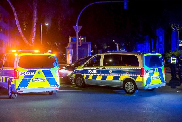 Streifenwagen der Polizei Dortmund bei einem Einsatz