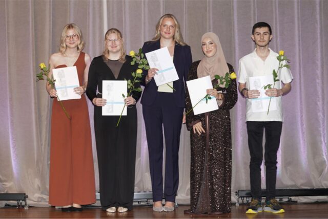 Abios Amigos sagen die Abiturienten des Adalbert-Stifter-Gymnasiums in Castrop-Rauxel: Sie haben am 3.7.2025 ihre Reifezeugnisse in der Stadthalle bekommen. Das wurde gefeiert.