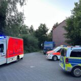 Weil ein sechsjähriges Kind aus dem Fenster gestürzt war, kam es am Donnerstagabend zu einem Einsatz für den Rettungsdienst.