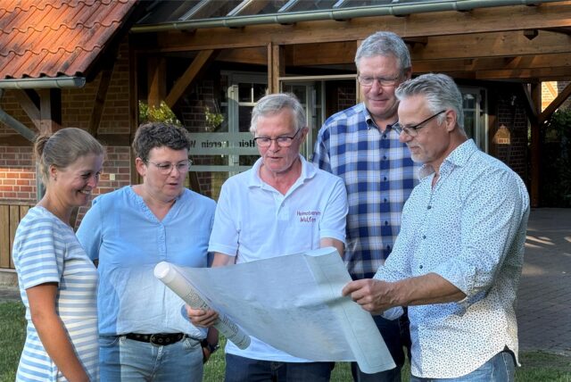 Studieren den Plan: Andrea Große-Heidermann (Regionalmanagerin Leader-Region Hohe Mark), Elli Vadder, Johannes Krümpel, Martin Huthmacher und Christian Hoinkis (Architekt),