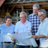 Studieren den Plan: Andrea Große-Heidermann (Regionalmanagerin Leader-Region Hohe Mark), Elli Vadder, Johannes Krümpel, Martin Huthmacher und Christian Hoinkis (Architekt),