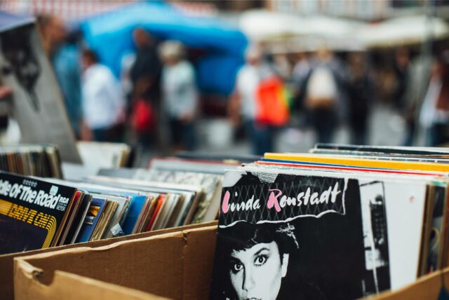 Schallplatten in Kisten auf einem Trödelmarkt