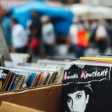 Schallplatten in Kisten auf einem Trödelmarkt
