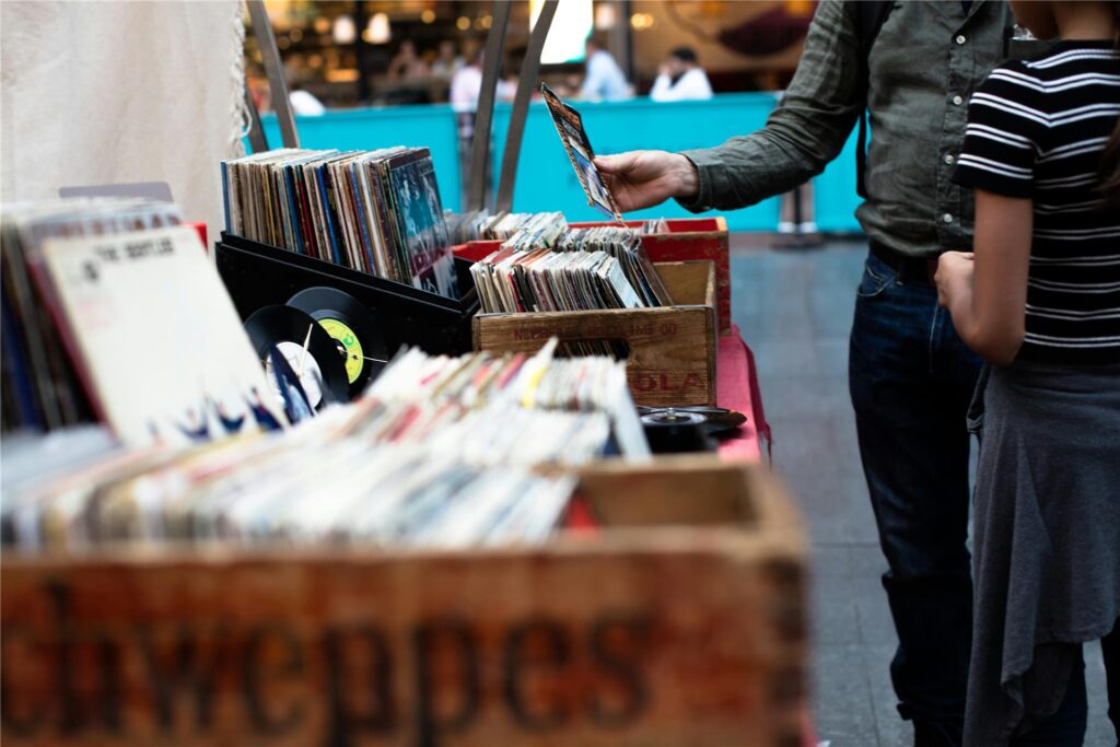 An einem Trödelmarkt-Stand werden viele verschiedene Schallplatten angeboten. An einem Trödelmarkt-Stand werden viele verschiedene Schallplatten angeboten.