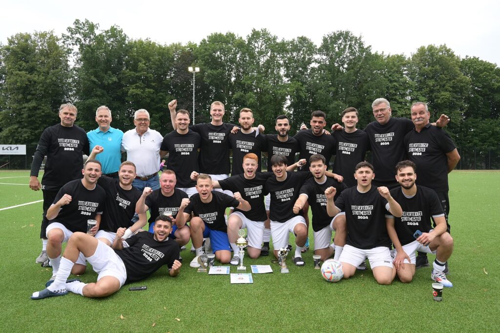 Da war die Welt beim FC 26 noch in Ordnung: Die erste Mannschaft, gerade erst Meister geworden in der Kreisliga B3 und aufgestiegen in die Kreisliga A, feierte souverän den Turniersieg bei der Seniorenstadtmeisterschaft. Da war die Welt beim FC 26 noch in Ordnung: Die erste Mannschaft, gerade erst Meister geworden in der Kreisliga B3 und aufgestiegen in die Kreisliga A, feierte souverän den Turniersieg bei der Seniorenstadtmeisterschaft.
