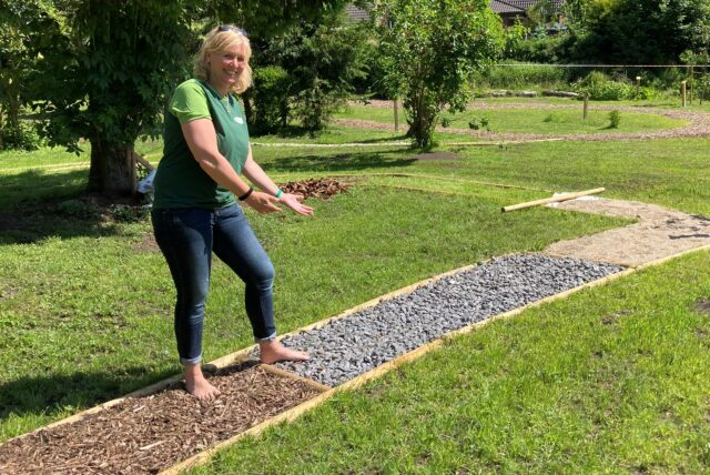 Nicole Teßartz auf dem Barfuß- und Erlebnispfad der Museumswiese.