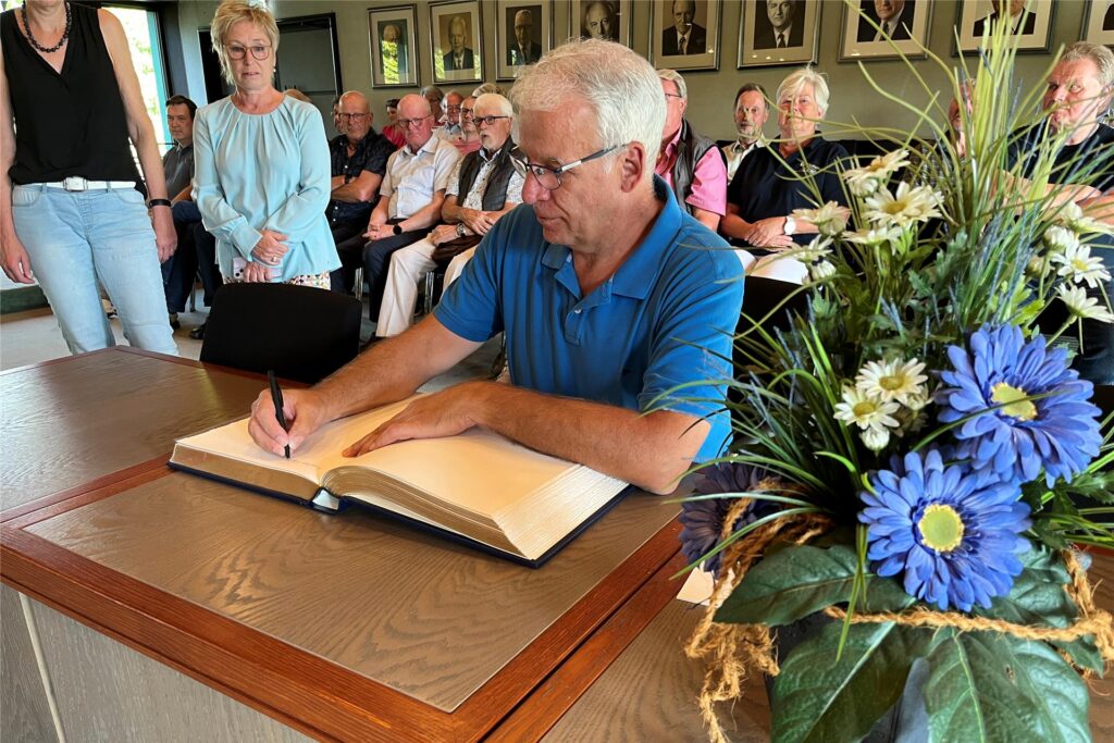 Reinhold Wieschus als Vorsitzender des Heimatvereins Lippramsdorf trägt sich ins Goldene Buch der Stadt Haltern ein. Reinhold Wieschus als Vorsitzender des Heimatvereins Lippramsdorf trägt sich ins Goldene Buch der Stadt Haltern ein.