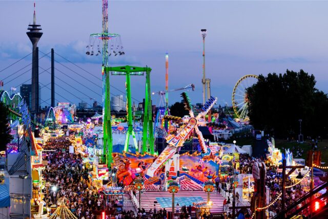 Die Rheinkirmes Düsseldorf 2025 bietet auch in diesem Jahr wieder zahlreiche Fahrgeschäfte an.