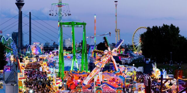 Die Rheinkirmes Düsseldorf 2025 bietet auch in diesem Jahr wieder zahlreiche Fahrgeschäfte an.