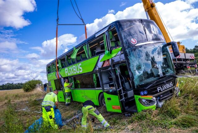 Per Kran soll der verunfallte Flixbus auf der A19 geborgen werden.